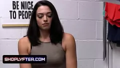 تشغيل يمسك حارس الأمن بالسرقة بمؤخرتها الكبيرة ويمنحها تأديبًا عميقًا في الغرفة الخلفية