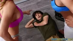 Afspelen Rondborstige MILF in legging wordt op z'n hondjes genomen door een perverse kleine man voor een hete sperma in de mond