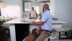 Reproducir La esposa de su amigo se pone oral mientras está en la cocina