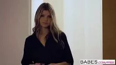 Jouer La ragazza un po' impaziente non si lascia leccare all'inizio