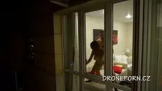 Abspielen Verrückter Freund lässt seine Frau aus dem Fenster schauen, wenn er sie in den Arsch fickt
