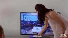 Alexandra Jane face curat goala prin casa si excita iubitul care o fute dur