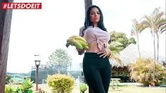Reproducir Latina de cuerpo perfecto y grandes pechos colgada en la calle y follada en el hotel