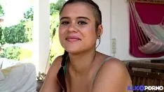 Reproducir Escena porno por primera vez en el mar con Alice