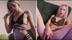 Afspelen De jongen is aan het videochatten en heeft een spetterend orgasme