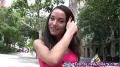 Jouer La bella mora riceve soldi in pubblico per fare un pompino che finisce in bocca