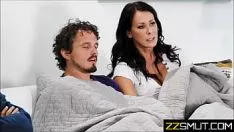 Jouer Una milf maiala strofina il cazzo di suo figlio sotto il lenzuolo