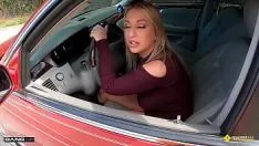 Jouer Un garçon baise une petite fille avec une voiture pas chère