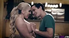 Jouer Sexe dans les écuries avec une brune chaude