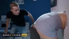 Afspelen Danny zet het hoofd van zijn meesteres tegen een scheidingswand zodat ze niet kan zien wanneer hij haar neukt