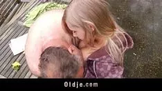 Abspielen Unglaublicher Sex zwischen einer jungen Blondine und einem alten Mann