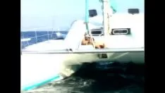الآن عليه أن يمارس الجنس مع كليهما في وقت واحد
