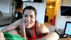 Jouer A côté de cette milf brune pleine de tatouages ​​veut se sentir très bien