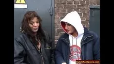 تشغيل رجل أصلع يتلمس هذه العاهرة ذات الألوان الفاتحة في الشارع