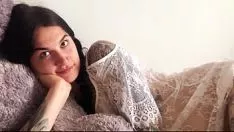 Reproduzir A brincadeira com o pau na boca depois que ele é transferido para a bucetinha faz essa morena