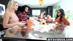 Abspielen Drei wunderschöne, dünne schwarze Mädchen mit sehr guten Schwänzen haben zusammen ein verrücktes Sexspiel