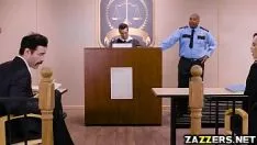 Afspelen Terwijl hij zit, zuigen twee brunettes zijn lul in de nek