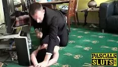 Dick'in üzerinde nasıl hareket edeceğini bilen küçük göğüslü şişman siyah orospu