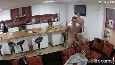 Cette jeune femme aux gros seins danse devant la webcam de manière très provocante et se permet de
