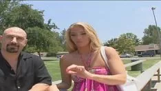 Reproducir Belleza rubia que vuelve a casa con un joven que vive en una villa de lujo