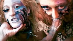 Redare Lovitură cu păsărică zombie: amatoare latină în costum de Halloween merge greu și repede