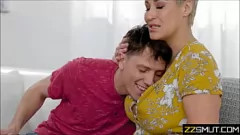 تشغيل ابن الخطوة الغيور يحصل على الانتقام من خلال ممارسة الجنس مع زوجة أبيه