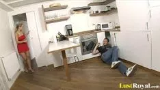 Reproducir El chico que reparó su fregadero y se la folló en la casa