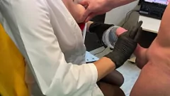 Abspielen Sinnliche MILF-Krankenschwester in Strümpfen Handjob-Rollenspiel mit muskulösem Stiefsohn