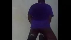 Jouer Session solo en sueur : chemise dégoulinante et sperme chaud
