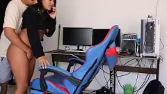 Jouer Un mari cocu regarde sa femme se faire dominer par son amant