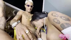 Reproducir Disfruté del viaje de mi AMG, compartí a mi amiga puta anal en el balcón