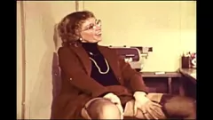 Oynat Vintage Office MILF: Şirket Sekreterinin Kıllı Kedi