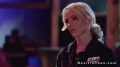 Reproduzir A bomba loira vestida de meias desfruta de uma sessão de porra hardcore