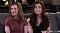 Abspielen Stiefschwestern Scarlett Mae und Madi Collins drehen die Hitze mit Stiefmaterial Lauren Phillips in einem schlüpfrigen Lesben -Dreier auf
