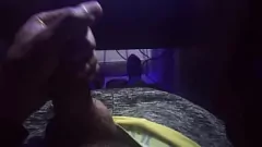 Abspielen Heiße und geile Solo -Sitzung: Big Dick Handjob und unordentlicher Cumshot