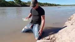 Redare Public cumshot și enervat în blugi pe Rio Grande