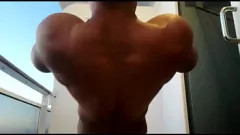 Afspelen Sensuele sloopwerker nodigt uit voor een stomende douche met grote lul en ronde kont