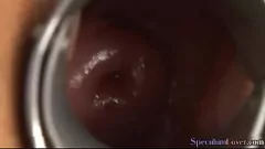 Afspelen Brunette spreidt haar benen wijd open voor close-up poesje spelen met een dildo