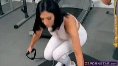 Er setzt sich auf die Knie und fängt an ihr einen guten Blowjob zu geben