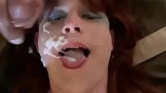 Jouer Tory Kitty Shemale fait une pipe intense avec une grosse bite et se termine par une éjaculation faciale explosive