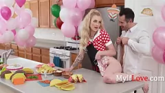 Jouer Une star du porno blonde MILF organise une émission de cuisine torride avec de l'action anale et de gros seins exposés