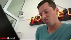 تشغيل فاتنة أوروبية مغرية بمؤخرة مستديرة تنحني ويلتهمها مضيفها في غرفة النزل