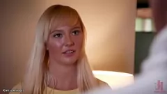 Redare Producătorul o domină pe MILF și pe fiica ei vitregă adolescentă într-un trio de sclavie de familie, cu anal și călugări